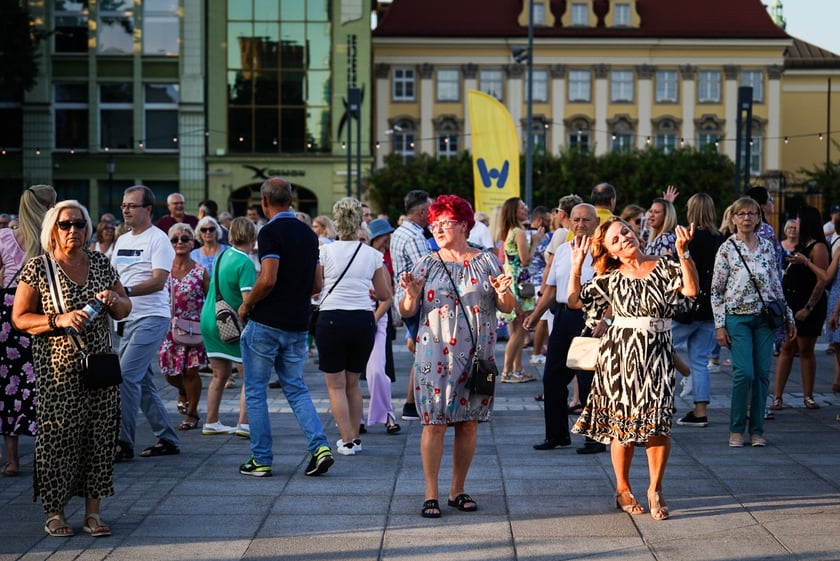 Wrocławska Potańcówka w rytmie disco na placu Wolności we Wrocławiu