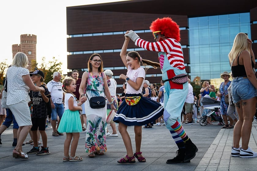 Wrocławska Potańcówka w rytmie disco na placu Wolności we Wrocławiu