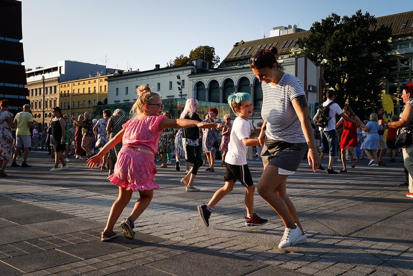 Wrocławska Potańcówka w rytmie disco na placu Wolności we Wrocławiu