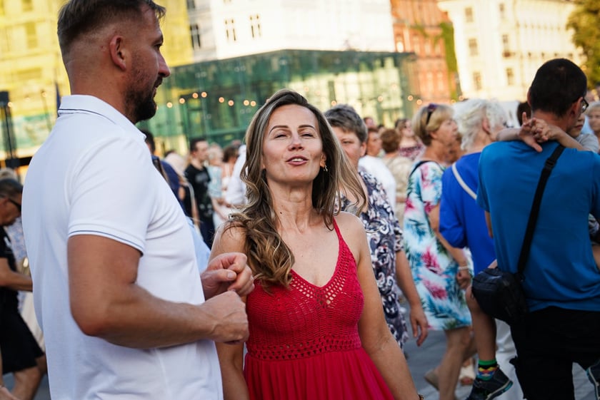 Wrocławska Potańcówka w rytmie disco na placu Wolności we Wrocławiu