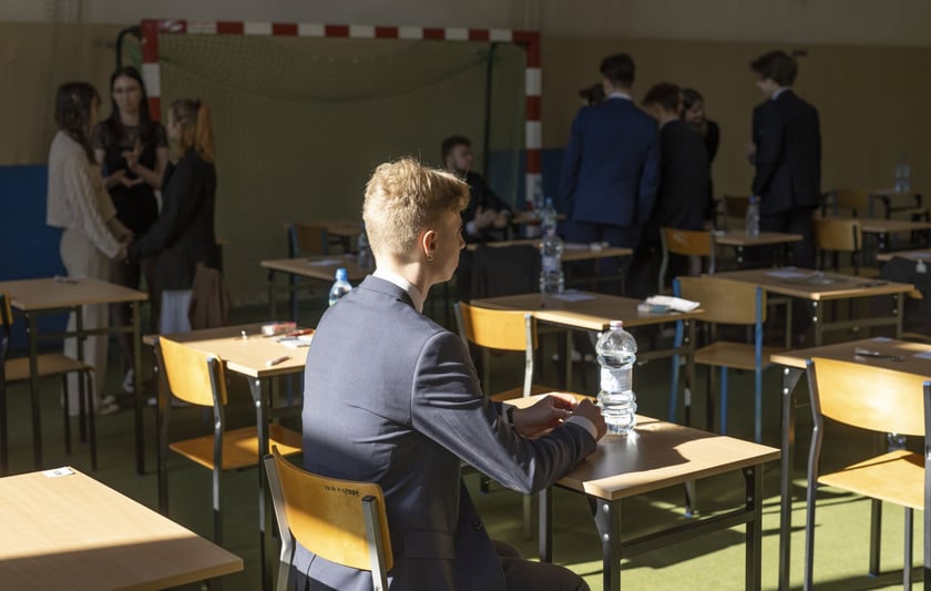 Uczniowie podczas egzaminu. Matura 2023 w VII LO we Wrocławiu