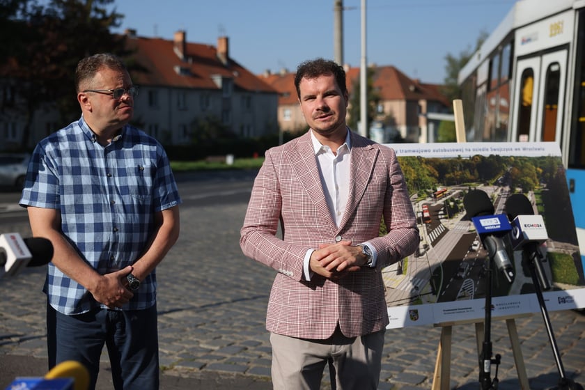 Bartosz Nowak z WI, obok prezes Piotr Paś / spotkanie na pętli Sępolno w sprawie budowy TAT na Swojczyce, 30 sierpnia 2024