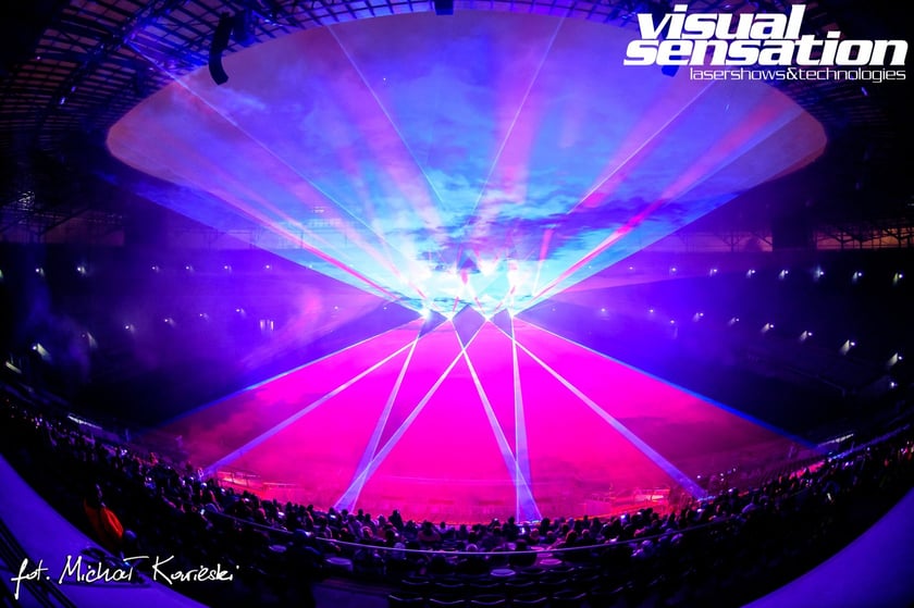 28.09 &ndash; Lord of Lasers
W ostatnią sobotę września Tarczyński Arena zmieni się w ogromną scenę największego na świecie stadionowego widowisko laserowe &bdquo;Lord of Lasers&rdquo;. Przez około 1,5 godziny widzowie doświadczą wyjątkowego połączenia światła i dźwięku.&nbsp;Niesamowite laserowe pokazy zaprezentują artyści z całego świata - m.in: Japonii, Chin, Kanady czy Niemiec. To będzie show i dla dzieci, i dla dorosłych. Motywem przewodnim widowiska będzie historia Lorda, kt&oacute;ry przemierza Wrocław, a jego przygody zostaną przedstawione w formie trzech niezależnych opowieści. Całą imprezę poprowadzą Dorota Gardias i Krzysztof Sk&oacute;rzyński, znani z TVN. Start o 19:30.
Informacje o biletach i więcej szczeg&oacute;ł&oacute;w znajdziecie w tekście: Gigantyczny pokaz laserowy na Tarczyński Arenie&nbsp;
&nbsp;
&nbsp;