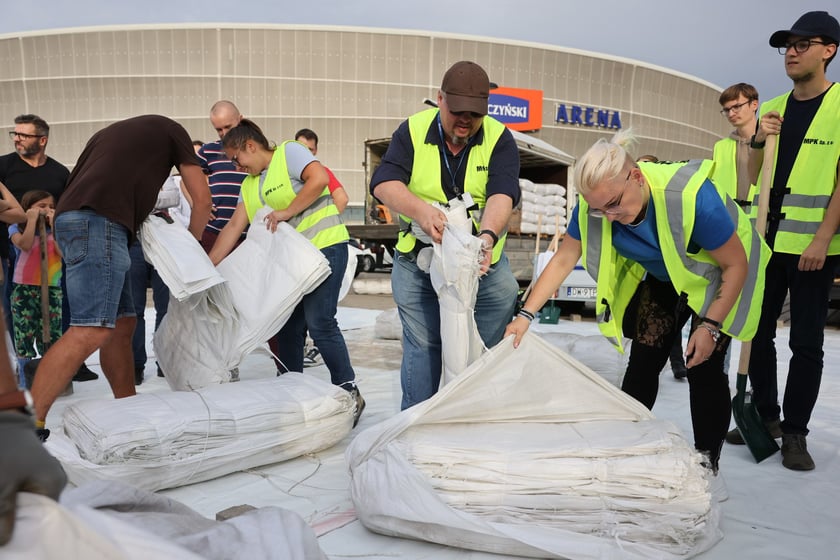 Wrocławianie odbierają piasek spod stadionu