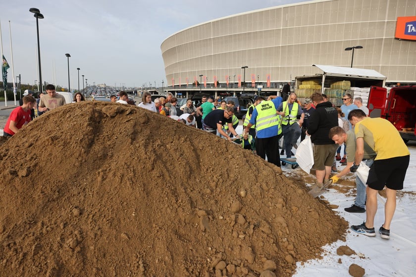 Wrocławianie odbierają piasek spod stadionu