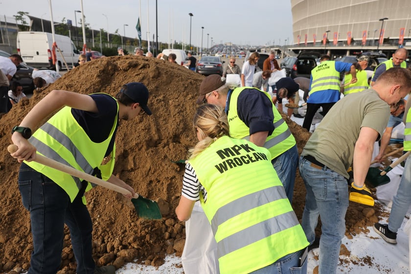 Wrocławianie odbierają piasek spod stadionu