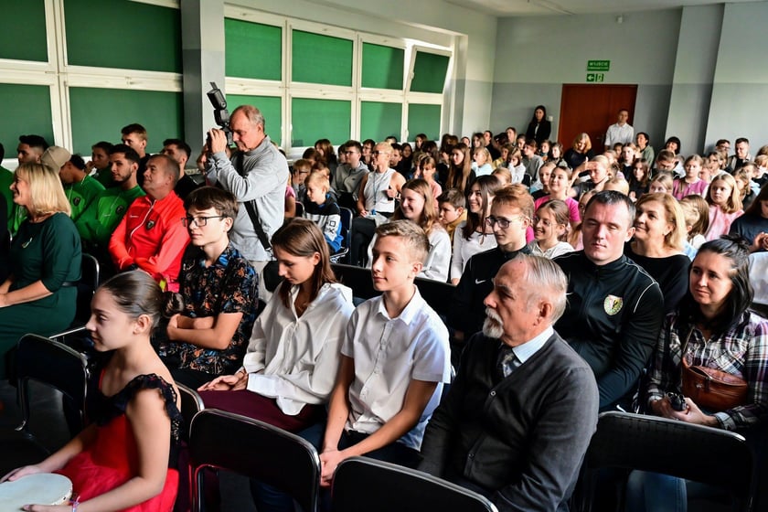 Uroczystość odsłonięcia muralu WKS Śląsk w SP 113. Powstał on w ramach Szkolnego Budżetu Obywatelskiego
