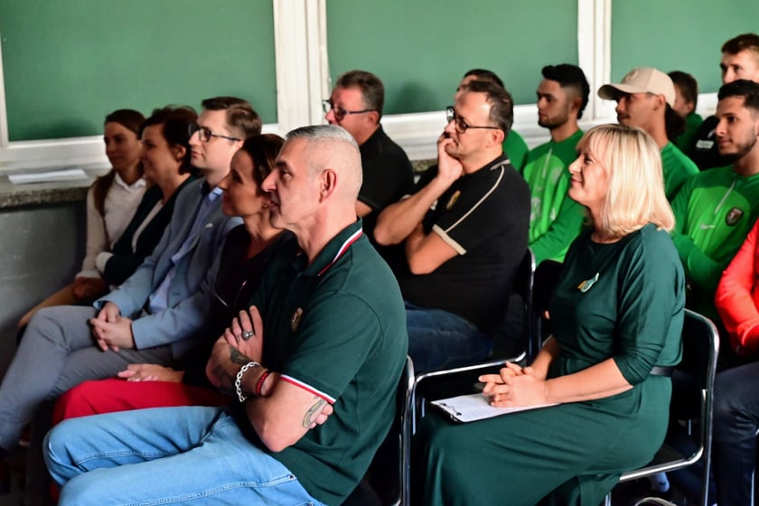 Uroczystość odsłonięcia muralu WKS Śląsk w SP 113. Powstał on w ramach Szkolnego Budżetu Obywatelskiego