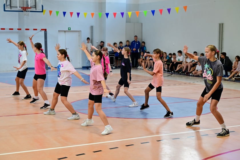 Uroczystość odsłonięcia muralu WKS Śląsk w SP 113. Powstał on w ramach Szkolnego Budżetu Obywatelskiego