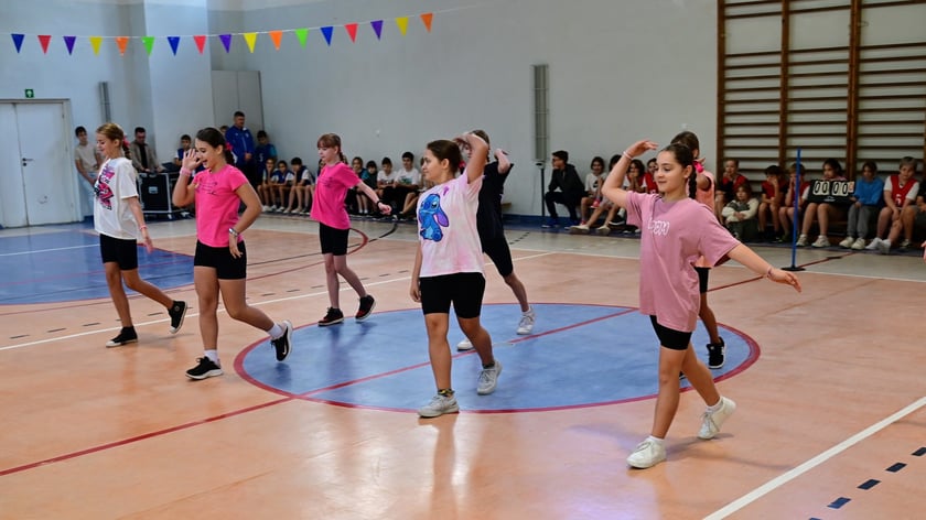 Uroczystość odsłonięcia muralu WKS Śląsk w SP 113. Powstał on w ramach Szkolnego Budżetu Obywatelskiego