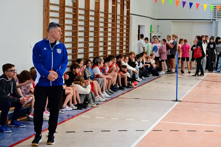 Uroczystość odsłonięcia muralu WKS Śląsk w SP 113. Powstał on w ramach Szkolnego Budżetu Obywatelskiego
