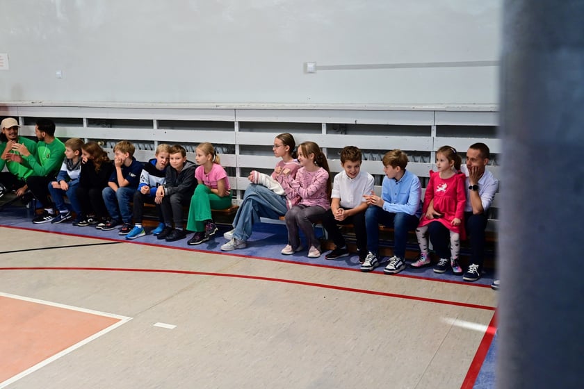 Uroczystość odsłonięcia muralu WKS Śląsk w SP 113. Powstał on w ramach Szkolnego Budżetu Obywatelskiego