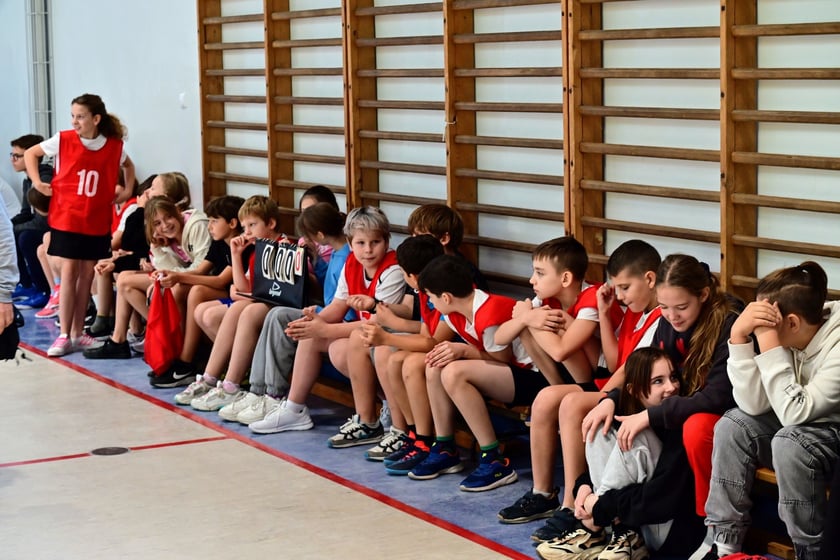 Uroczystość odsłonięcia muralu WKS Śląsk w SP 113. Powstał on w ramach Szkolnego Budżetu Obywatelskiego