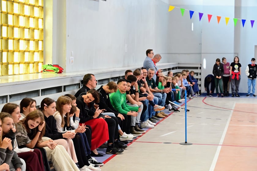 Uroczystość odsłonięcia muralu WKS Śląsk w SP 113. Powstał on w ramach Szkolnego Budżetu Obywatelskiego