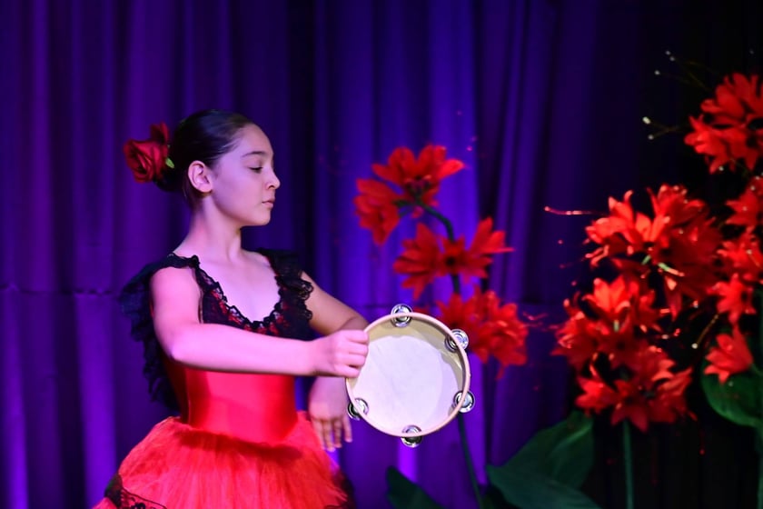 Uroczystość odsłonięcia muralu WKS Śląsk w SP 113. Powstał on w ramach Szkolnego Budżetu Obywatelskiego