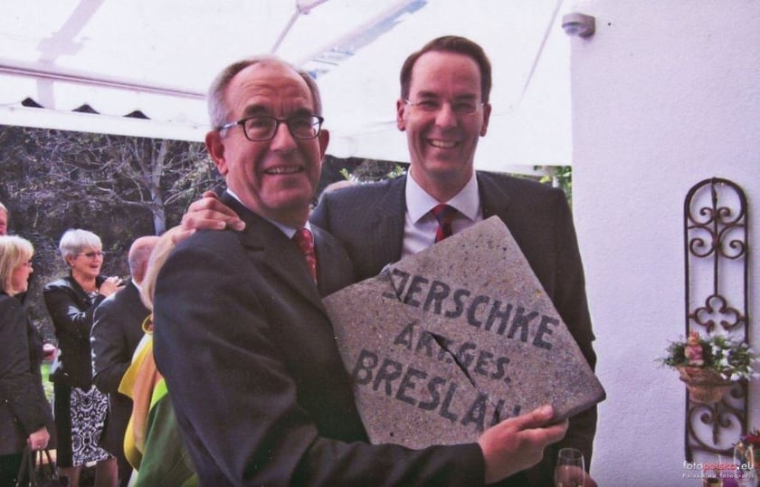 Na Fotopolsce Tobias Jerschke z Niemiec odnalazł zdjęcie kamiennej płyty wyprodukowanej przez jego przodka