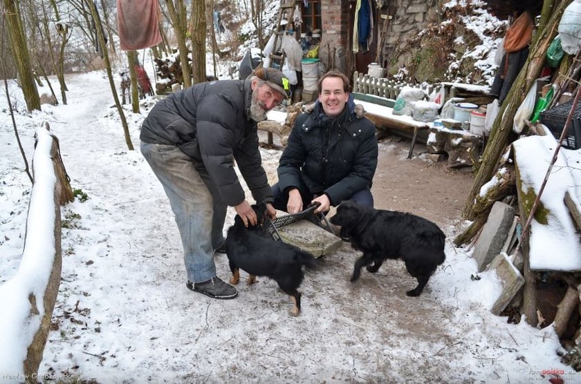 Na Fotopolsce Tobias Jerschke z Niemiec odnalazł zdjęcie kamiennej płyty wyprodukowanej przez jego przodka, który był dostawcą tego materiału m.in. do Hali Stulecia. Tobias przyjechał do Wrocławia i dostał tę płytę od pana Edwarda, bezdomnego, który mieszkał na wysypisku przy ul. Wilczej.