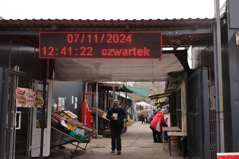 Wydawanie Karty Seniora na targowisku przy Niedźwiedziej, 07.11.2024