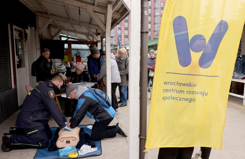 Wydawanie Karty Seniora na targowisku przy Niedźwiedziej, 07.11.2024