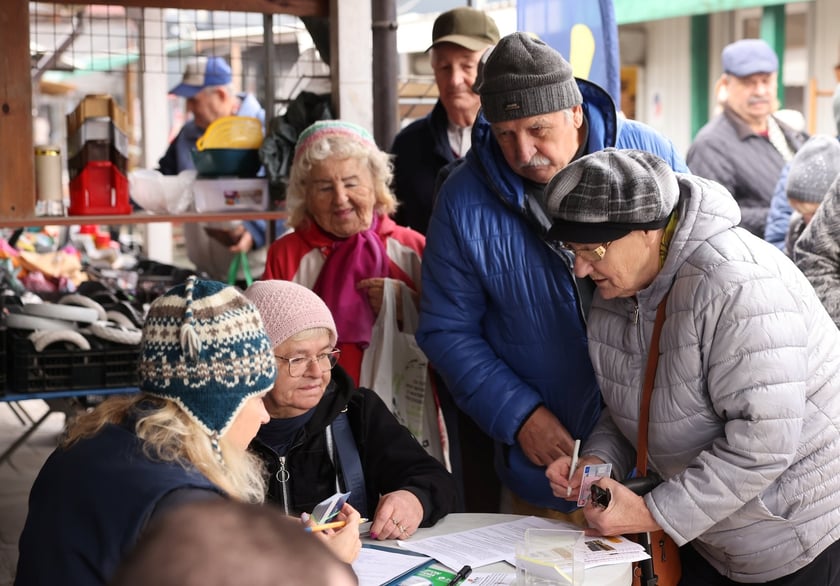 Wydawanie Karty Seniora na targowisku przy Niedźwiedziej, 07.11.2024