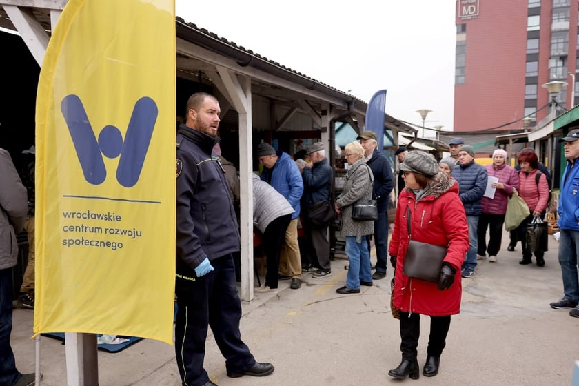 Wydawanie Karty Seniora na targowisku przy Niedźwiedziej, 07.11.2024