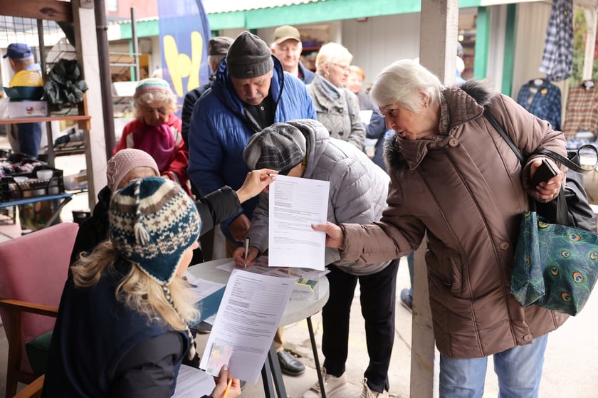 Wydawanie Karty Seniora na targowisku przy Niedźwiedziej, 07.11.2024