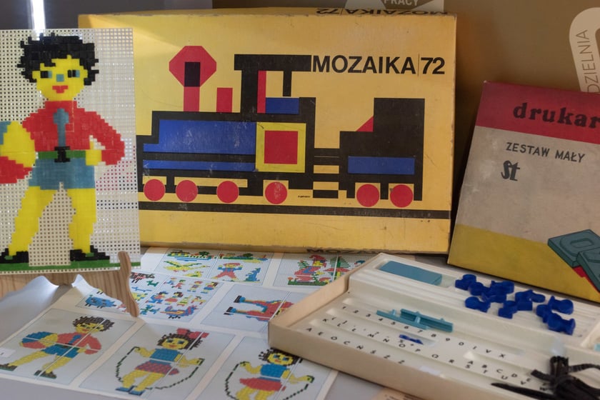 Eksponat z wystawy Bawią, uczą, wychowują &ndash; zabawki z Dolnego Śląska w czasach PRL-u w Miejskim Muzeum Zabawet w Karpaczu
