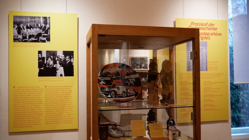 W Dreźnie uruchomiono czasową wystawę na 65-lecie partnerstwa z Wrocławiem. Miastu został także podarowany krasnal Literat.