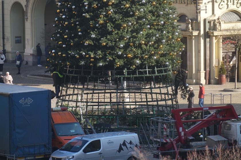 Coraz mniej choinki na Rynku. Trwa jej rozbieranie