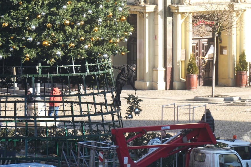 Coraz mniej choinki na Rynku. Trwa jej rozbieranie