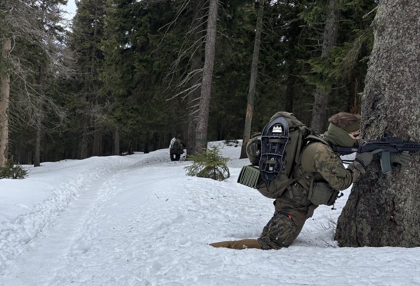 Szkolenia i zajęcia kondycyjne żołnierzy kompanii ochorny z lotniska Wrocław - Strachowice