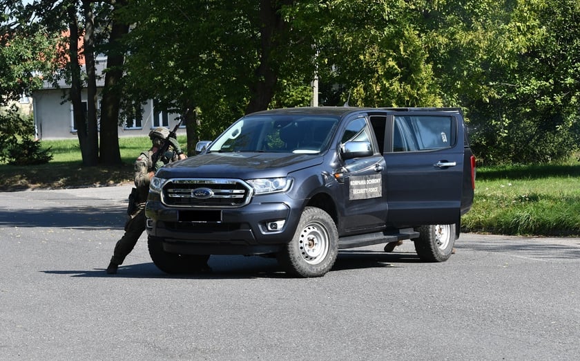 Szkolenia i zajęcia kondycyjne żołnierzy kompanii ochorny z lotniska Wrocław - Strachowice