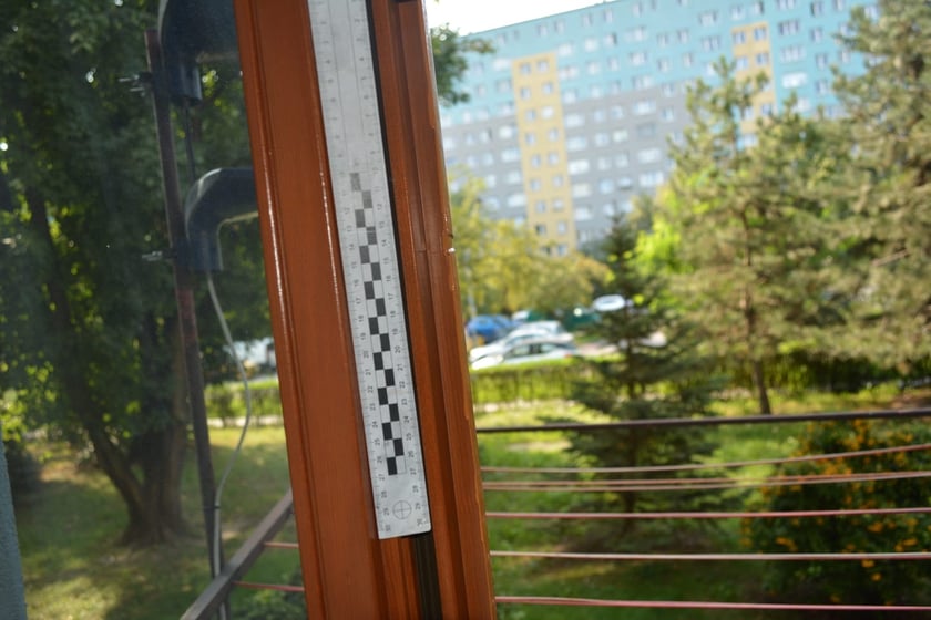 Zdjęcia wykonane przez technik&oacute;w kryminalistycznych, dokumentujące włamania