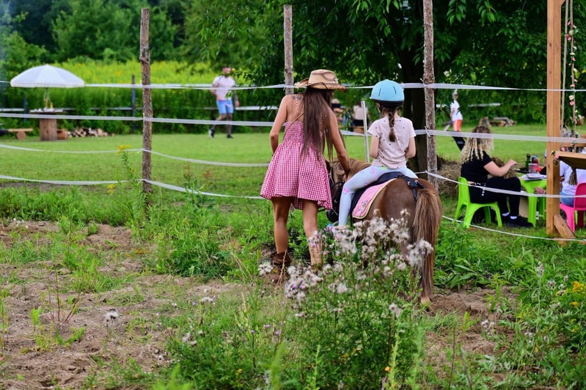 Przejażdżka na kucu po padoku to jedna z atrakcji rancza Yellowstone&nbsp;