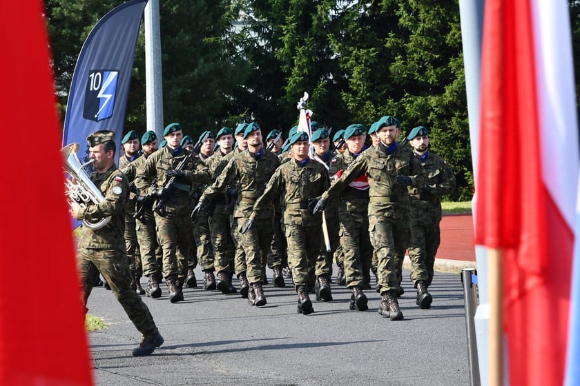 W sobotę 9 sierpnia żołnierze odbywający przeszkolenie w ramach programu Wakacje z Wojskiem złożyli uroczystą przysięgę wojskową na sztandar 10 Wrocławskiej Brygady Łączności