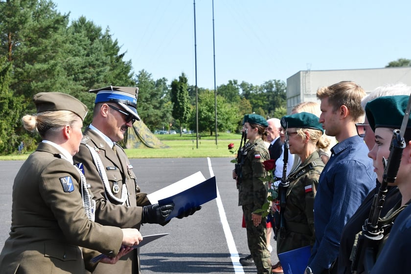 W sobotę 9 sierpnia żołnierze odbywający przeszkolenie w ramach programu Wakacje z Wojskiem złożyli uroczystą przysięgę wojskową na sztandar 10 Wrocławskiej Brygady Łączności