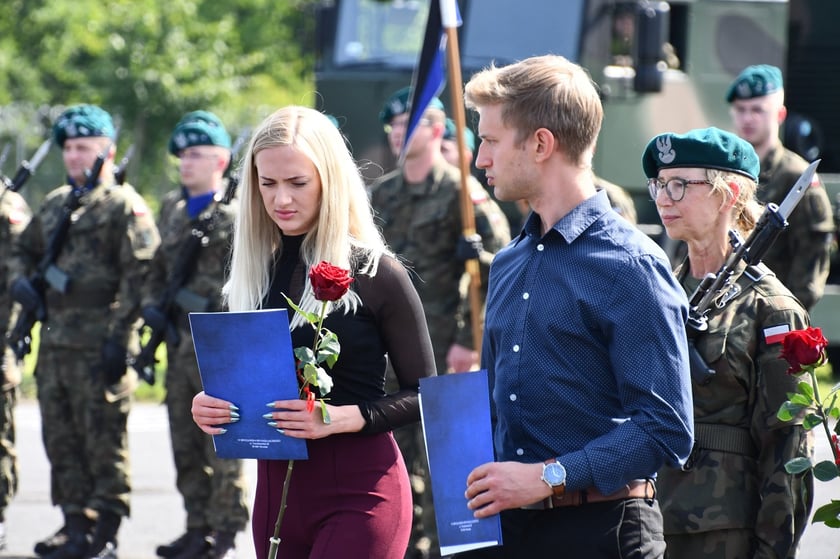 W sobotę 9 sierpnia żołnierze odbywający przeszkolenie w ramach programu Wakacje z Wojskiem złożyli uroczystą przysięgę wojskową na sztandar 10 Wrocławskiej Brygady Łączności