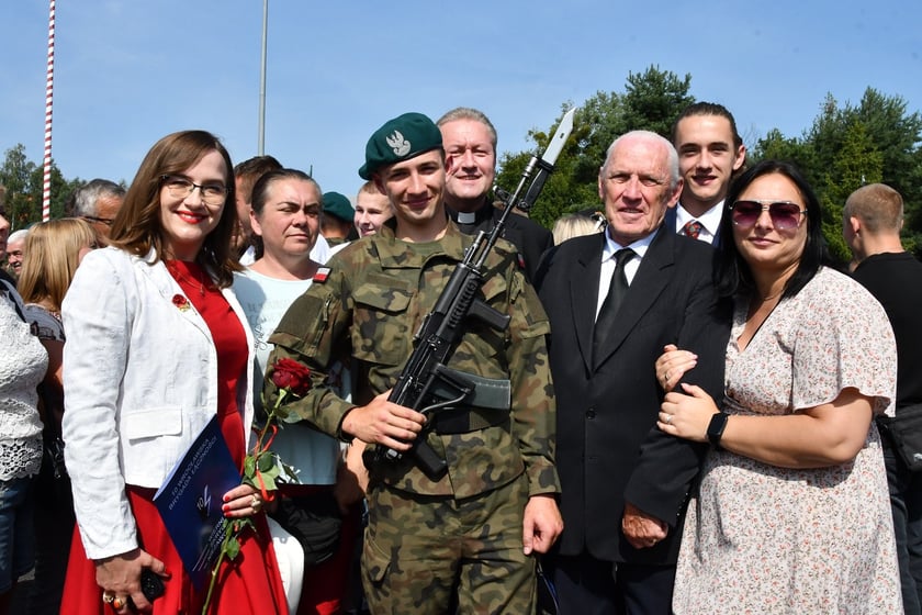 W sobotę 9 sierpnia żołnierze odbywający przeszkolenie w ramach programu Wakacje z Wojskiem złożyli uroczystą przysięgę wojskową na sztandar 10 Wrocławskiej Brygady Łączności