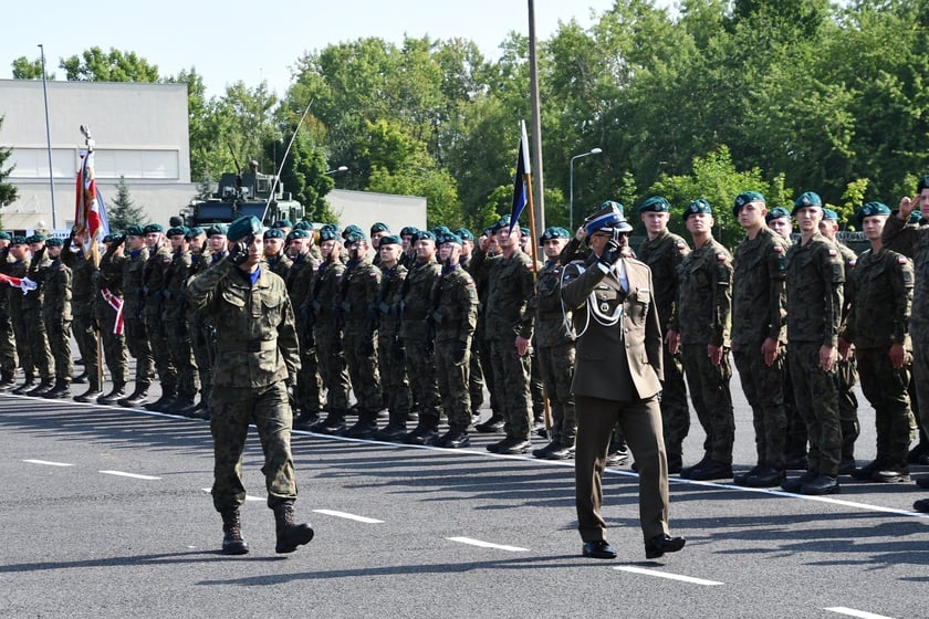W sobotę 9 sierpnia żołnierze odbywający przeszkolenie w ramach programu Wakacje z Wojskiem złożyli uroczystą przysięgę wojskową na sztandar 10 Wrocławskiej Brygady Łączności