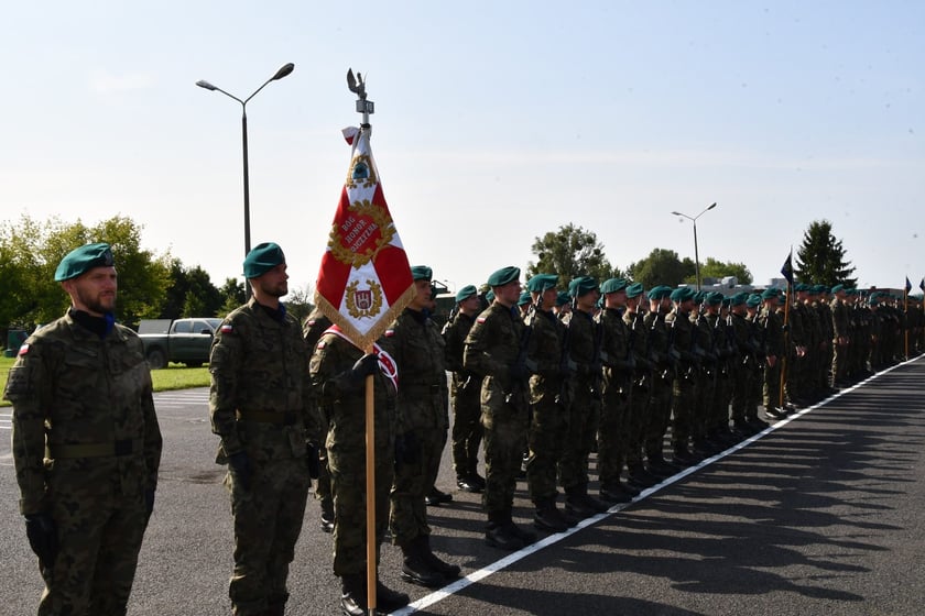 W sobotę 9 sierpnia żołnierze odbywający przeszkolenie w ramach programu Wakacje z Wojskiem złożyli uroczystą przysięgę wojskową na sztandar 10 Wrocławskiej Brygady Łączności
