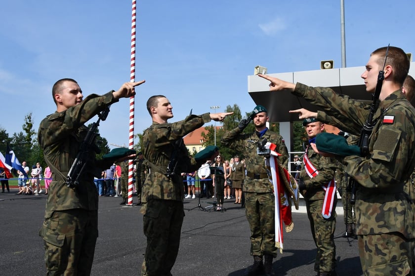 W sobotę 9 sierpnia żołnierze odbywający przeszkolenie w ramach programu Wakacje z Wojskiem złożyli uroczystą przysięgę wojskową na sztandar 10 Wrocławskiej Brygady Łączności