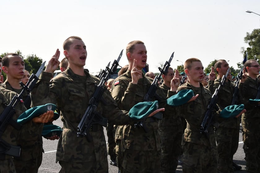 W sobotę 9 sierpnia żołnierze odbywający przeszkolenie w ramach programu Wakacje z Wojskiem złożyli uroczystą przysięgę wojskową na sztandar 10 Wrocławskiej Brygady Łączności