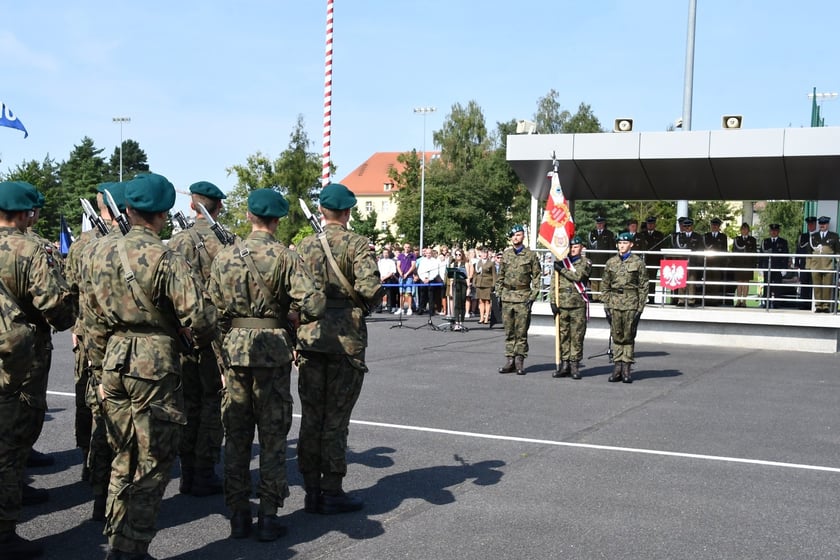W sobotę 9 sierpnia żołnierze odbywający przeszkolenie w ramach programu Wakacje z Wojskiem złożyli uroczystą przysięgę wojskową na sztandar 10 Wrocławskiej Brygady Łączności