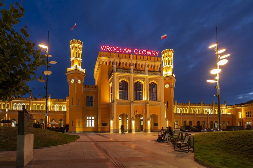 Dworzec Wrocław Główny oświetlony w nocy