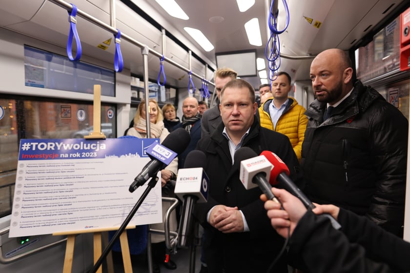 Konferencja MPK Wrocław na temat Torywolucji 2023 w tramwaju na placu Teatralnym