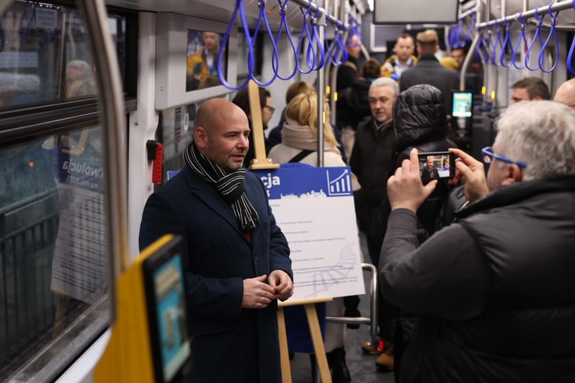Konferencja MPK Wrocław na temat Torywolucji 2023 w tramwaju na placu Teatralnym