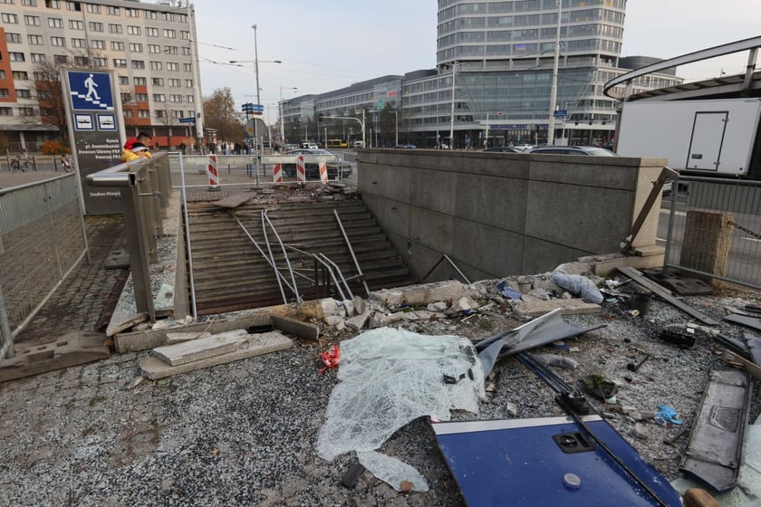 Zejście przy Pasażu Grunwaldzkim po wypadku w listopadzie