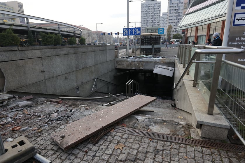Zejście przy Pasażu Grunwaldzkim po wypadku w listopadzie