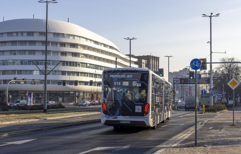 Wrocław testuje kolejny ekologiczny autobus na liniach aglomeracyjnych. Elektryczny MAN Lion?s City wyjedzie na ulice już w najbliższą sobotę (11 lutego).