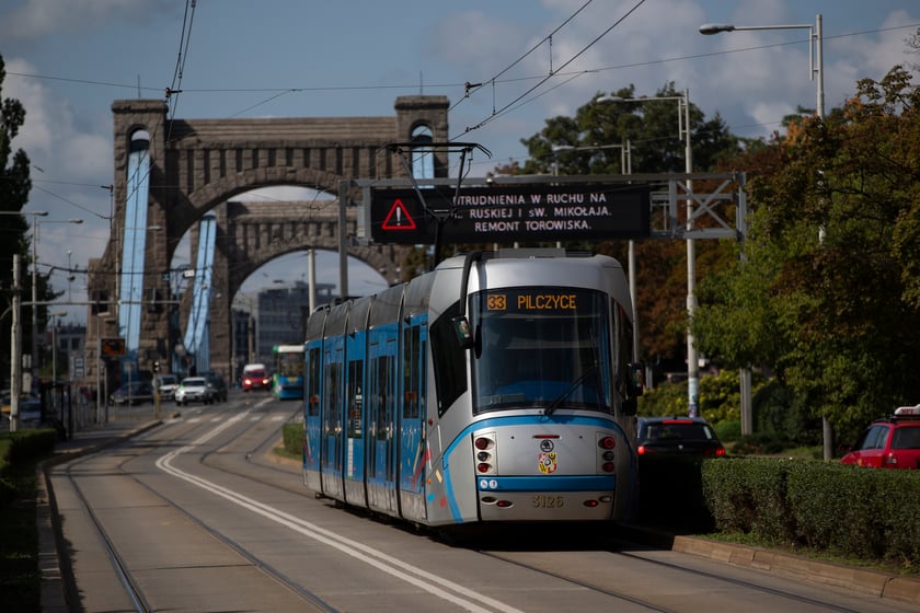 Uprawnienie do korzystania z bezpłatnych przejazd&oacute;w w dni powszednie od poniedziałku do piątku na wszystkich liniach w granicach Wrocławia przysługuje zamieszkałym we Wrocławiu osobom bezrobotnym, zarejestrowanym przez okres nie kr&oacute;tszy niż 6 miesięcy w Powiatowym Urzędzie Pracy, bez prawa do zasiłku, aktywnie poszukującym pracy oraz zaliczonym do jednej z następujących grup:
1) osoby bezrobotne kierowane do pracodawc&oacute;w zgodnie z napływem ofert prac - w okresie 90 kolejnych dni od dnia wydania przez Powiatowy Urząd Pracy dokumentu uprawniającego do bezpłatnych przejazd&oacute;w z tego tytułu;&nbsp;
2) osoby bezrobotne kierowane na szkolenia - w pierwszym miesiącu trwania szkolenia.
Wyżej wymienione uprawnienia przysługują raz na 12 miesięcy, licząc od daty zakończenia ważności poprzedniego dokumentu uprawniającego do bezpłatnych przejazd&oacute;w z tego tytułu.&nbsp;
Potrzebna do przejazdu jest Karta przejazdowa wydana przez Powiatowy Urząd Pracy.